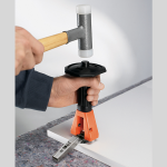 Herramienta para instalación a presión de bisagras